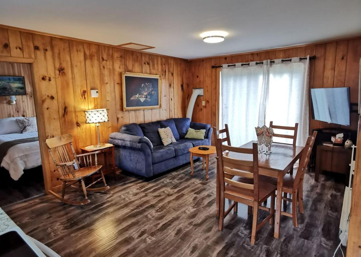 Knotty Pine Cottages, Suites & Motel Rooms Ingonish Exteriör bild