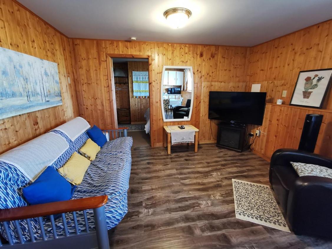 Knotty Pine Cottages, Suites & Motel Rooms Ingonish Exteriör bild