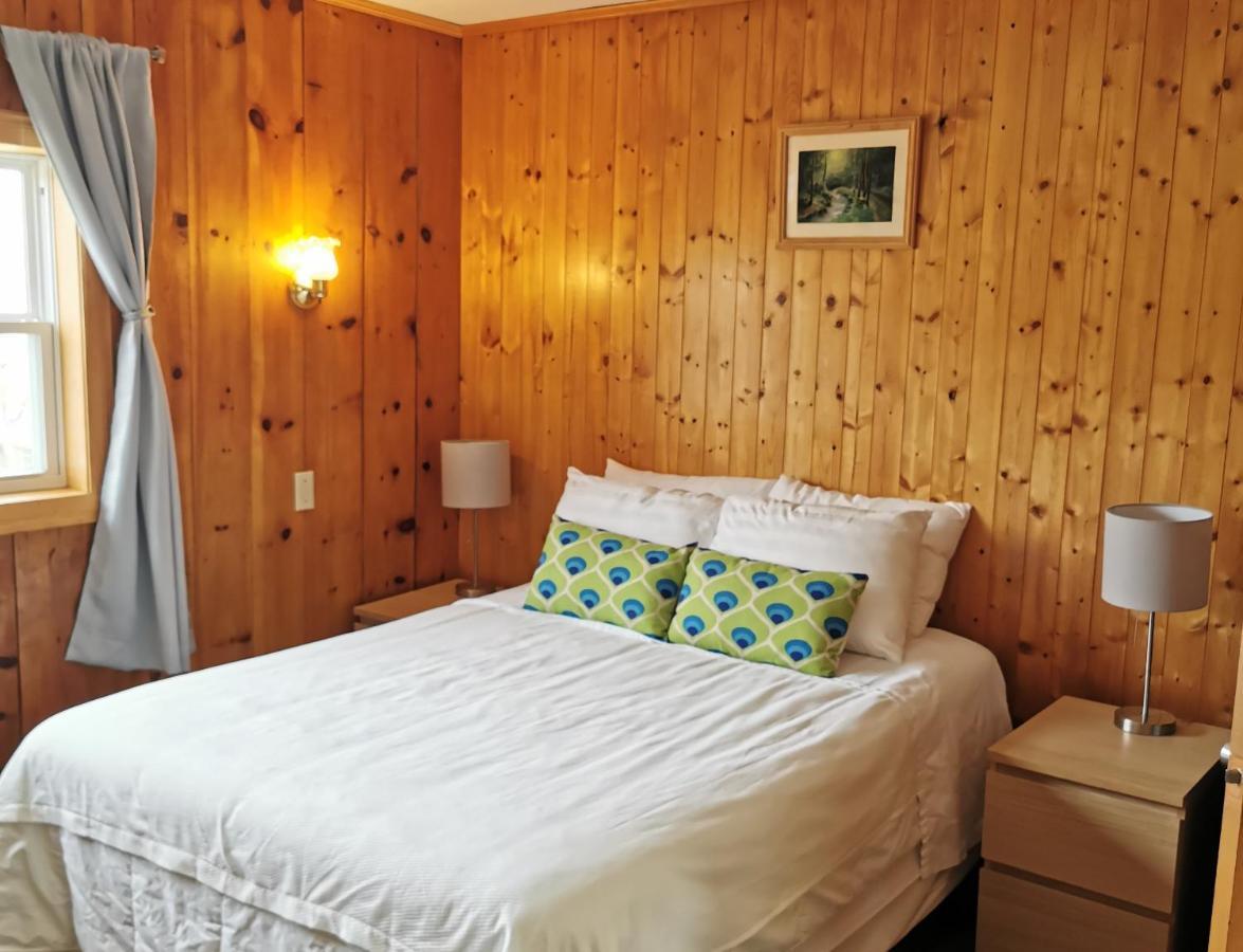 Knotty Pine Cottages, Suites & Motel Rooms Ingonish Exteriör bild