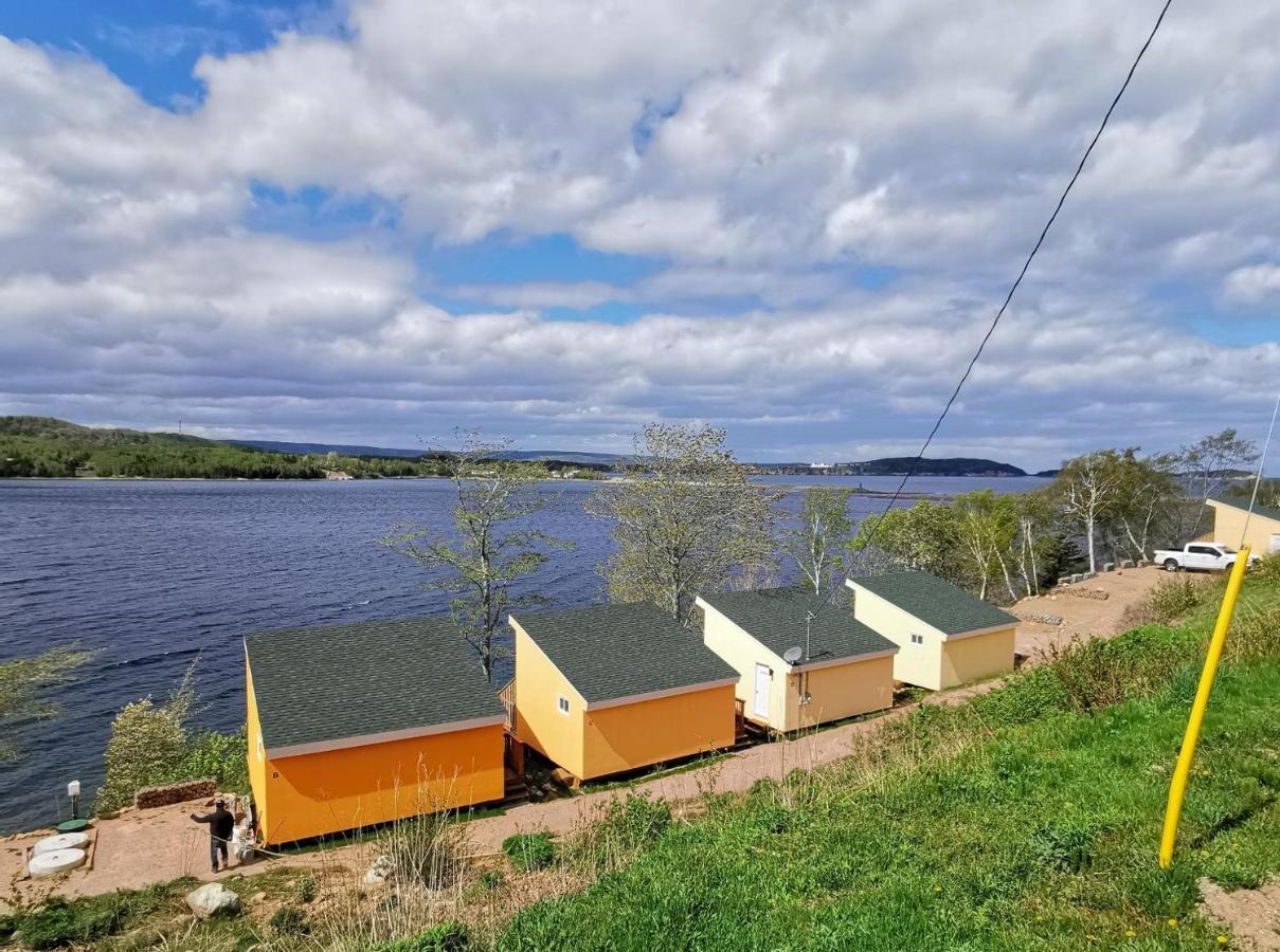 Knotty Pine Cottages, Suites & Motel Rooms Ingonish Exteriör bild