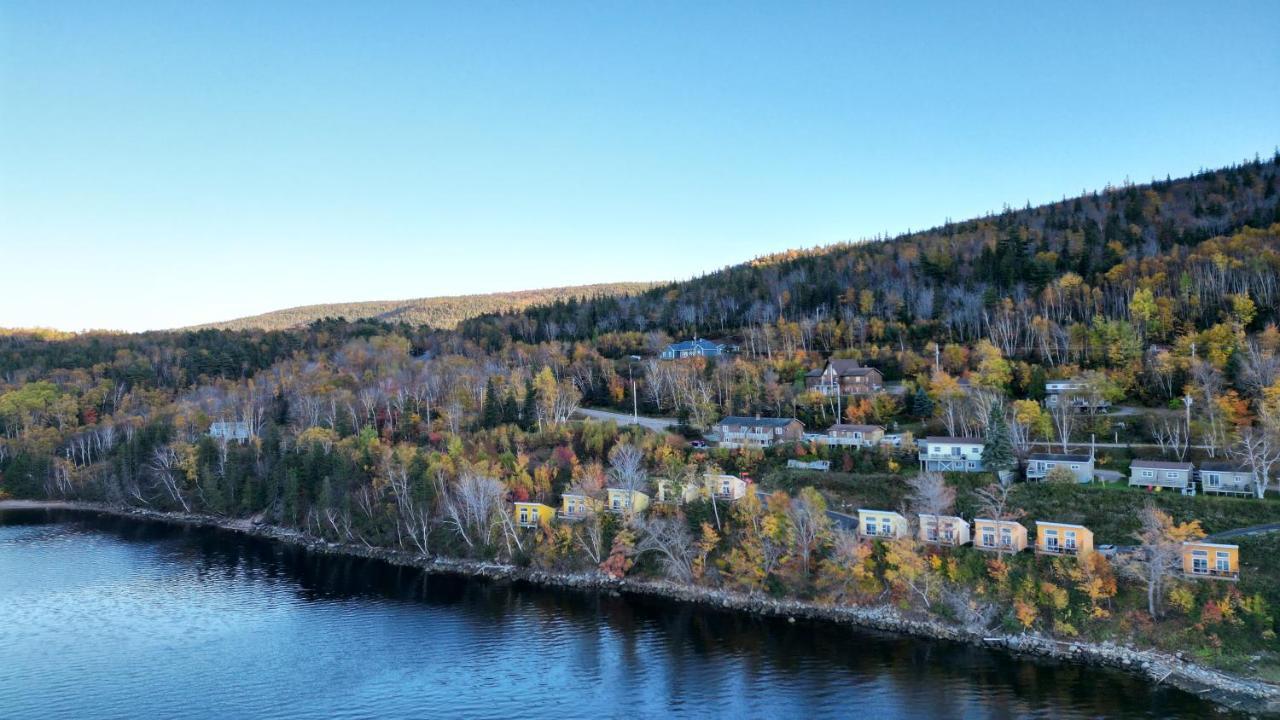 Knotty Pine Cottages, Suites & Motel Rooms Ingonish Exteriör bild
