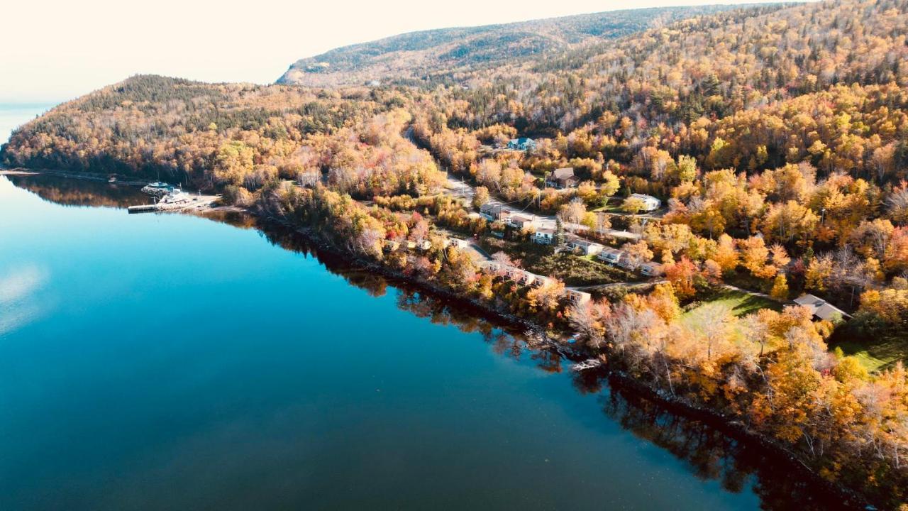 Knotty Pine Cottages, Suites & Motel Rooms Ingonish Exteriör bild