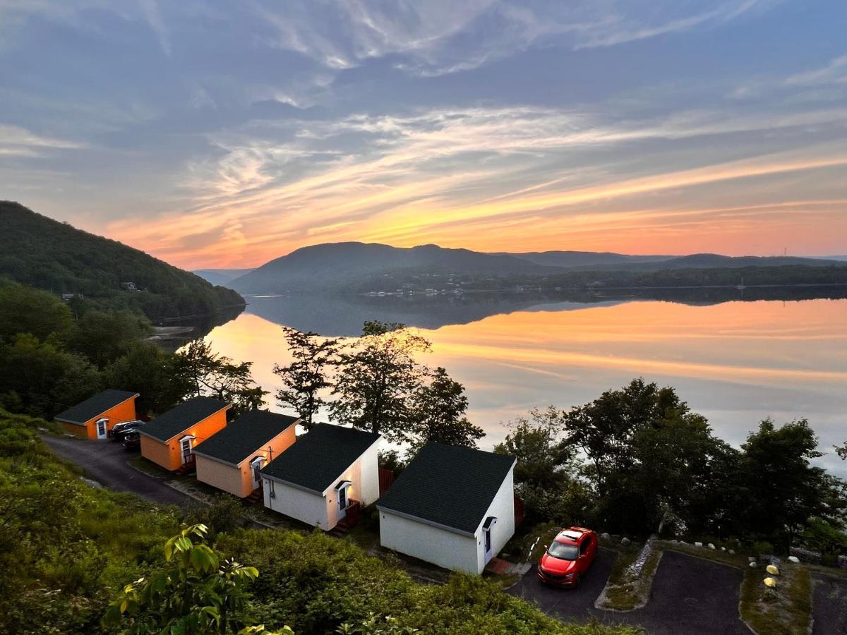 Knotty Pine Cottages, Suites & Motel Rooms Ingonish Exteriör bild