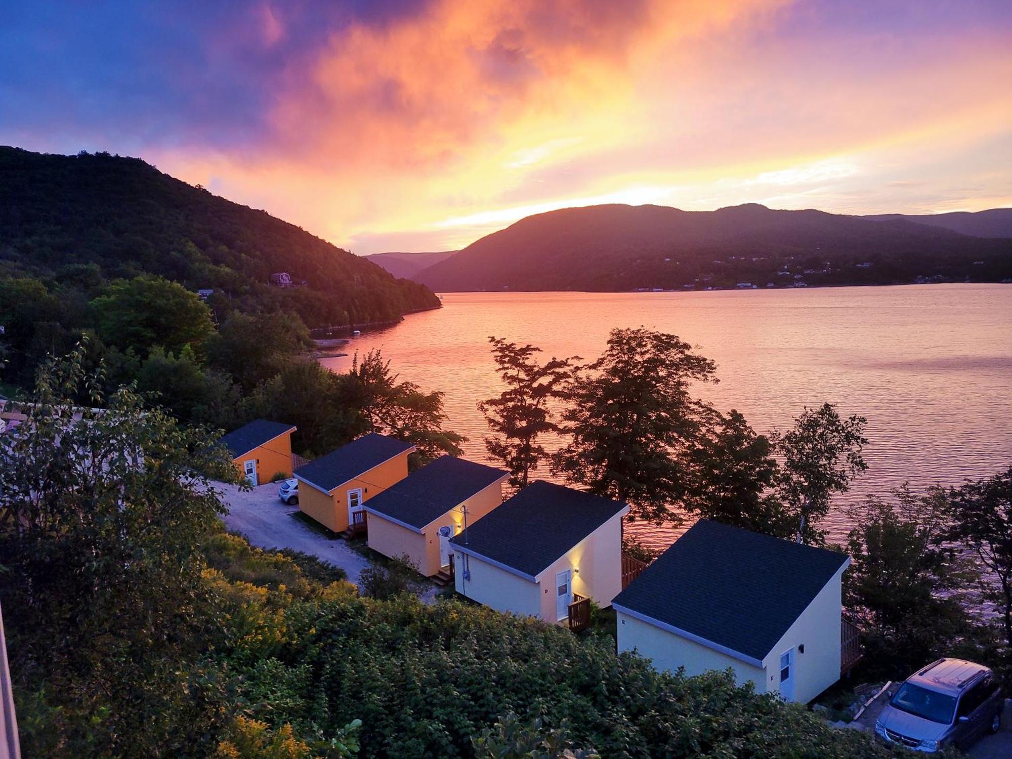 Knotty Pine Cottages, Suites & Motel Rooms Ingonish Exteriör bild