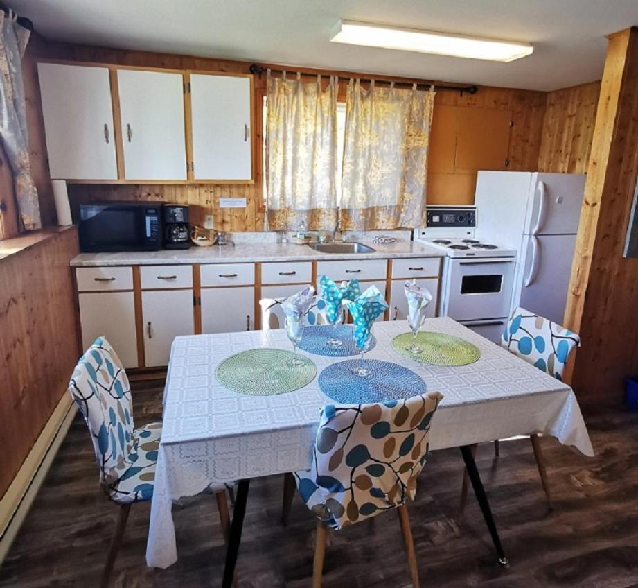 Knotty Pine Cottages, Suites & Motel Rooms Ingonish Exteriör bild