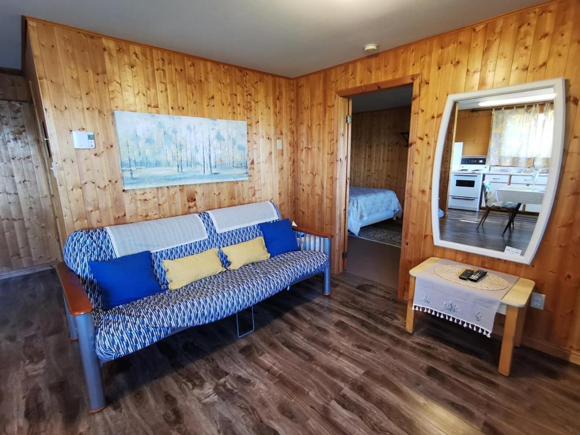 Knotty Pine Cottages, Suites & Motel Rooms Ingonish Exteriör bild