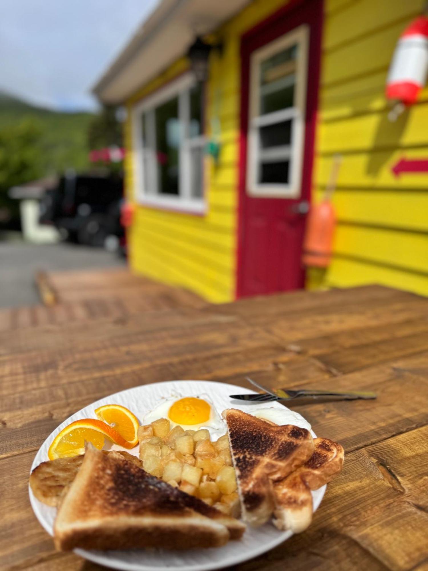 Knotty Pine Cottages, Suites & Motel Rooms Ingonish Exteriör bild