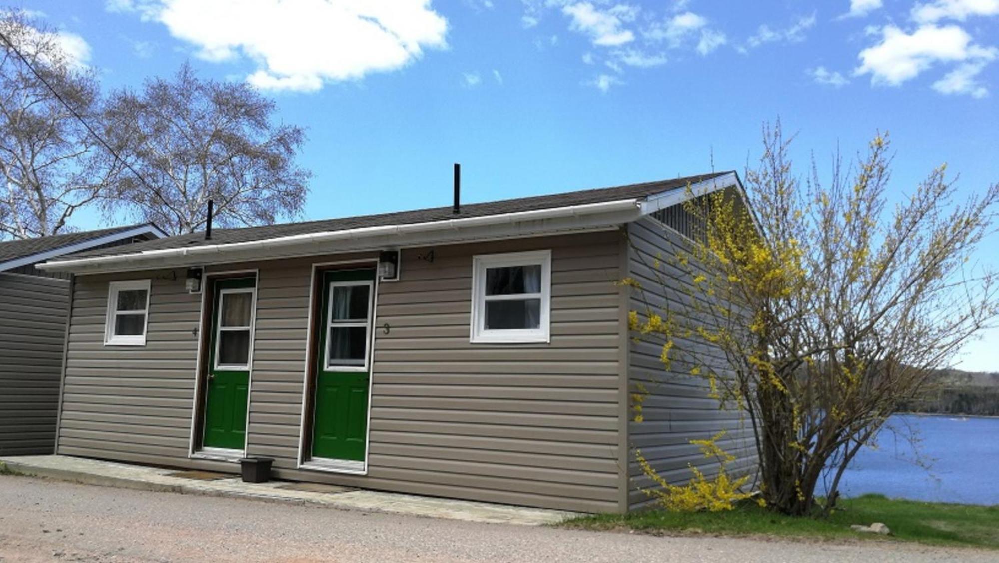 Knotty Pine Cottages, Suites & Motel Rooms Ingonish Exteriör bild