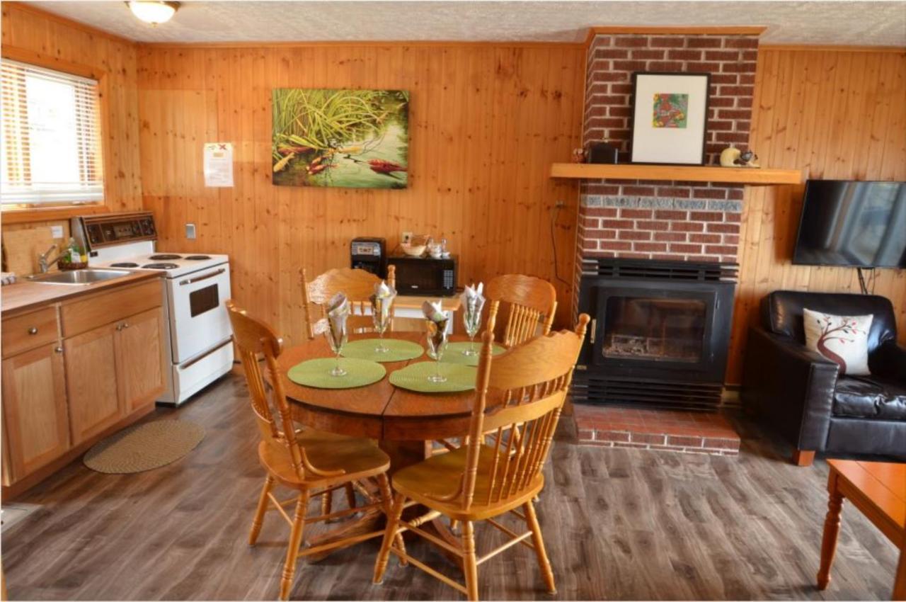 Knotty Pine Cottages, Suites & Motel Rooms Ingonish Exteriör bild