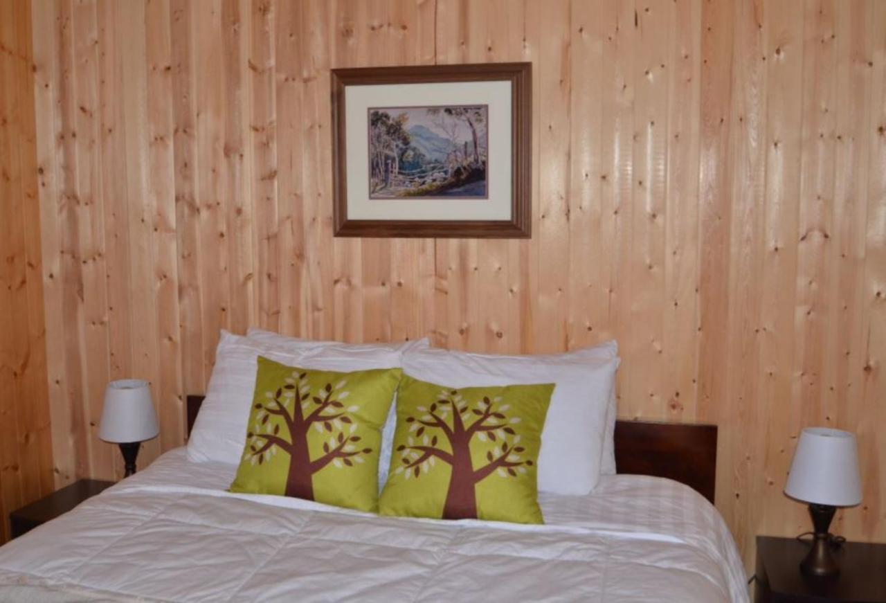 Knotty Pine Cottages, Suites & Motel Rooms Ingonish Exteriör bild