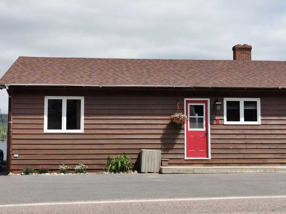 Knotty Pine Cottages, Suites & Motel Rooms Ingonish Exteriör bild