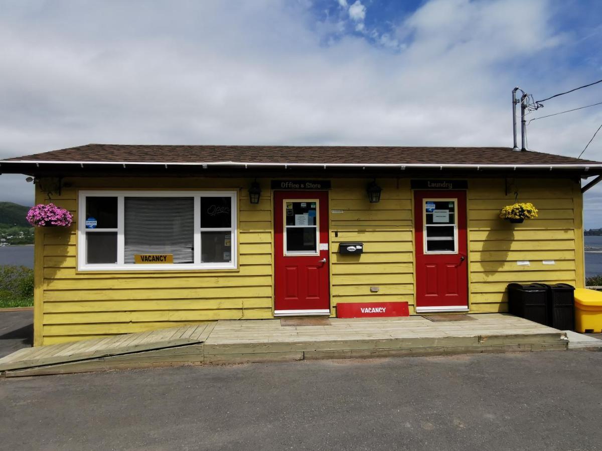 Knotty Pine Cottages, Suites & Motel Rooms Ingonish Exteriör bild