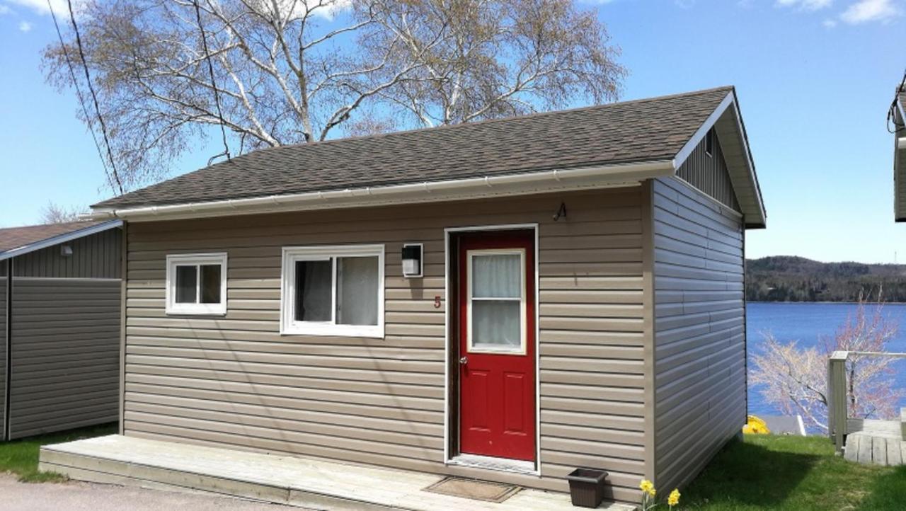 Knotty Pine Cottages, Suites & Motel Rooms Ingonish Exteriör bild