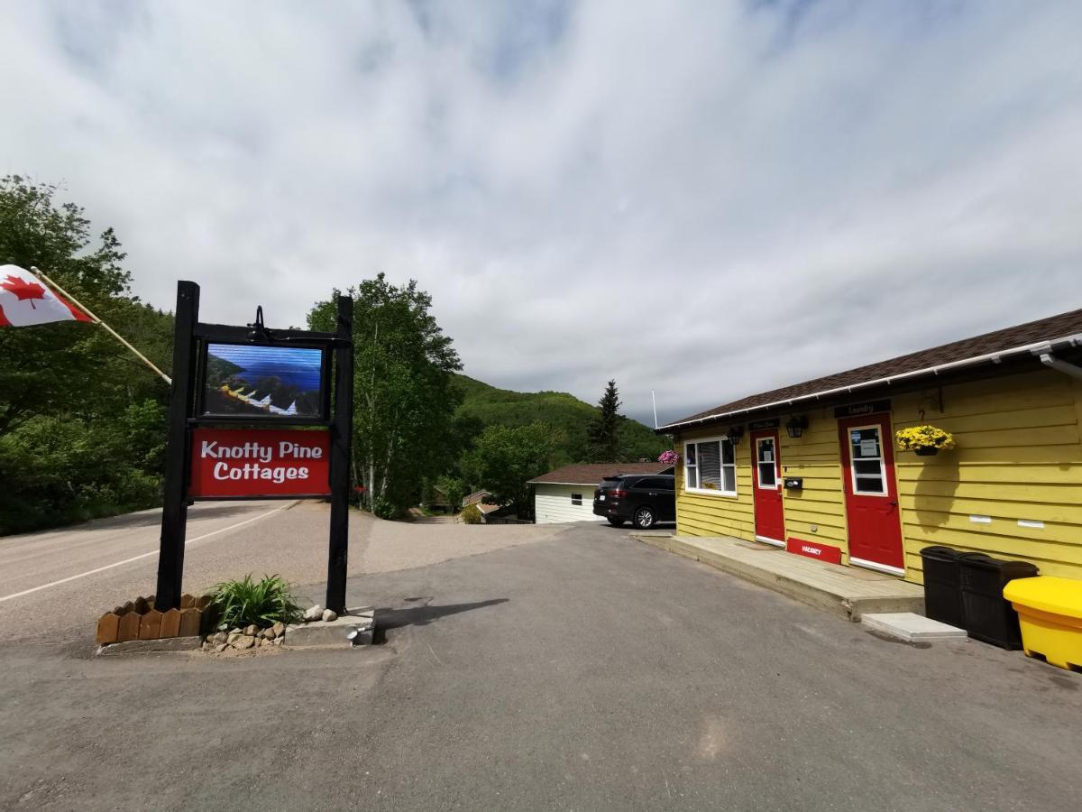 Knotty Pine Cottages, Suites & Motel Rooms Ingonish Exteriör bild