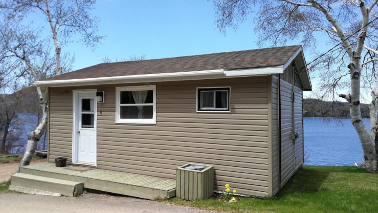 Knotty Pine Cottages, Suites & Motel Rooms Ingonish Exteriör bild