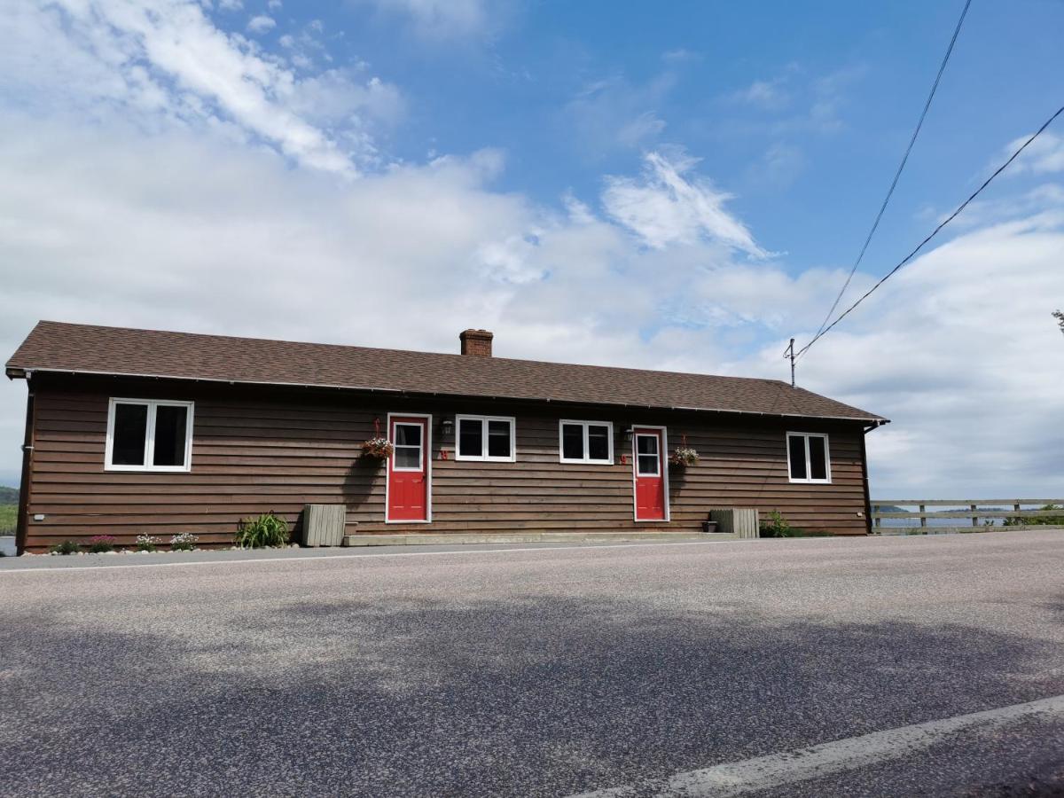 Knotty Pine Cottages, Suites & Motel Rooms Ingonish Exteriör bild