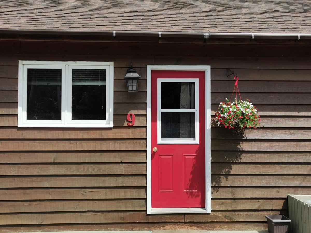 Knotty Pine Cottages, Suites & Motel Rooms Ingonish Exteriör bild